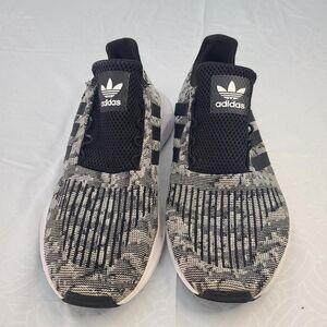 Adidas Men Swift Run Sneaker Size 9